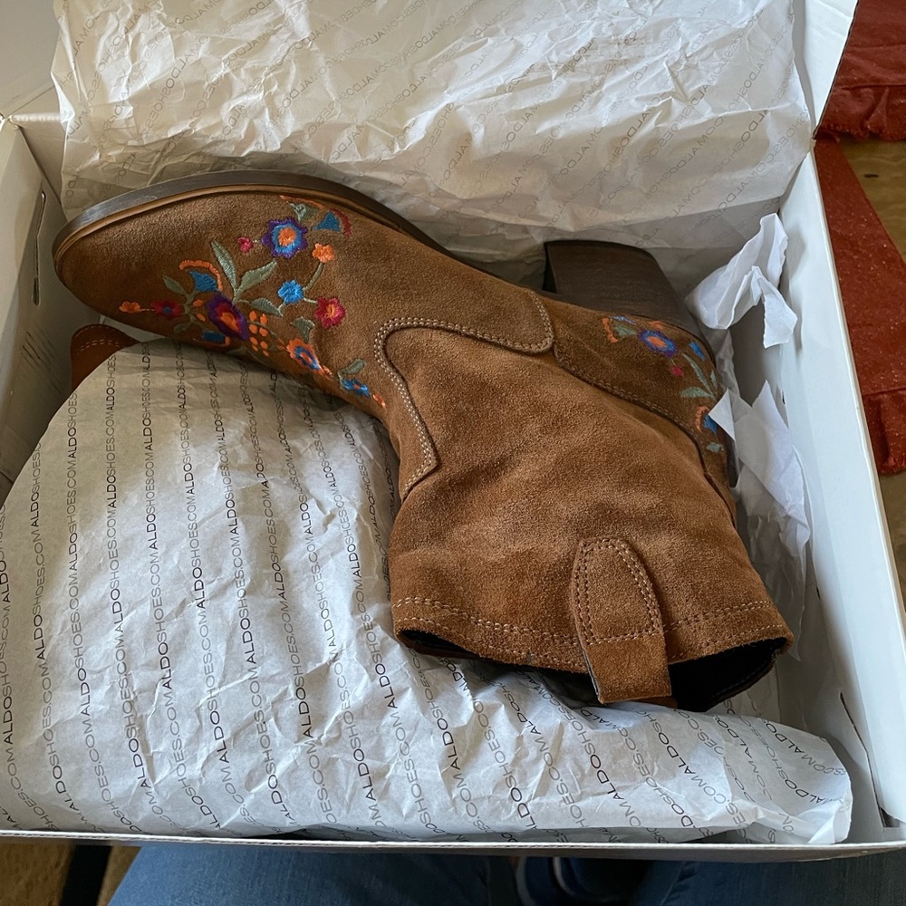 ALDO Suede Embroidered Ankle Boots EUC 10 M - Picture 14 of 15